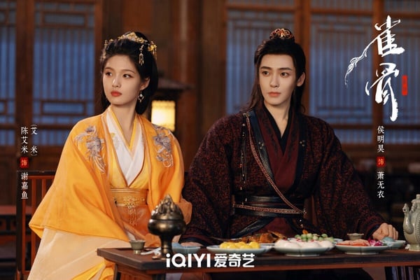 《雀骨》是最近被不少網友大推的古裝劇，找來侯明昊搭檔新演員艾米。《雀骨》是大家愛看的先婚後愛題材，劇情流暢不拖沓，侯明昊、艾米CP火花很強。而且《雀骨》結局沒爛尾呢！很適合無腦下飯追。