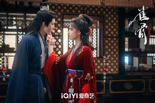 《雀骨》是最近被不少網友大推的古裝劇，找來侯明昊搭檔新演員艾米。《雀骨》是大家愛看的先婚後愛題材，劇情流暢不拖沓，侯明昊、艾米CP火花很強。而且《雀骨》結局沒爛尾呢！很適合無腦下飯追。
