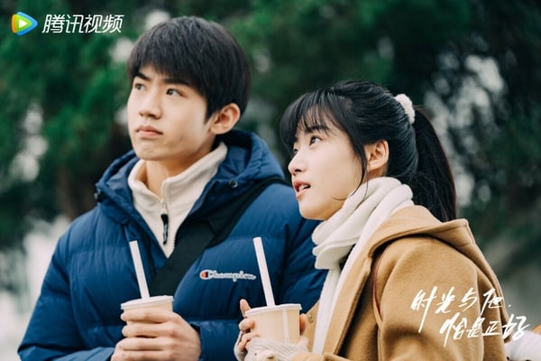 《時光與他，恰是正好》是改編自晉江文學城蔣牧童同名小說的青春校園劇，故事以反套路的人物設定，帶出「兔子釣狐狸」甜蜜愛情。講述倔萌少女林惜，故意接近腹黑學霸季君行，在「上趕著」做朋友的過程中，兩人互生情愫相伴成長，這期間不僅收穫了一眾友情，還完成了夢想的故事。
