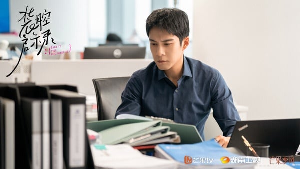 《裝腔啟示錄》題材很新穎，從都市男女愛情、職場、生活三個層面上的「裝腔」話題展開。所有都市人看似光鮮，但實則都戴著假面具，這部劇就把假面具通通撕給你看，劇情搞笑也現實。都市劇最怕的就是劇情懸浮，但《裝腔啟示錄》還滿接地氣，職場戲寫得不錯，戳中不少打工人的心聲。