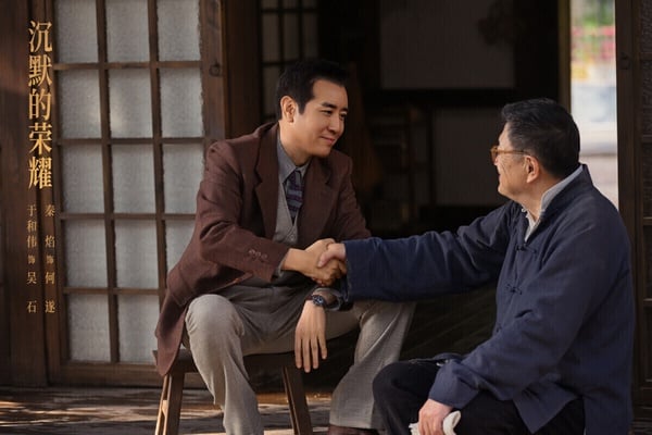 《沉默的榮耀》是一部以1949年為背景，真實人物事件改編的諜戰劇。收視挺高，主演于和偉、吳越一眾戲骨的演技都很受好評，在豆瓣衝出8.0的高分。而這部劇還有《星漢燦爛》趙露思媽媽曾黎、歌手魏晨主演，演員陣容挺華麗。