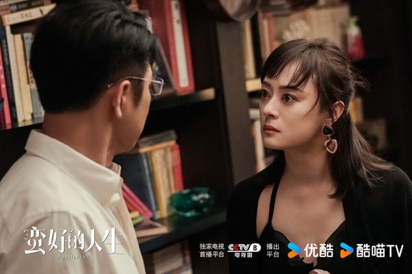 孫儷《蠻好的人生》是2025人氣火爆的陸劇，大女主職場逆襲記。《蠻好的人生》節奏非常快，孫儷飾演的保險女王胡曼黎開篇就迅速遭遇家庭和事業危機，懦弱的老公有了小三，事業也岌岌可危。《蠻好的人生》節奏跟開掛一樣，事件一個接一個，雖然有狗血的成分，但時不時有笑點。