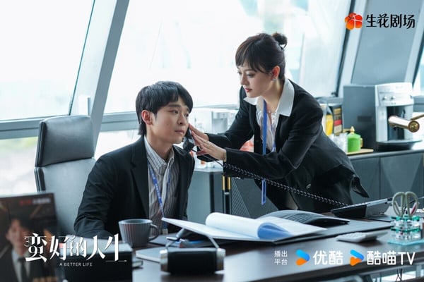 孫儷《蠻好的人生》是2025人氣火爆的陸劇，大女主職場逆襲記。《蠻好的人生》節奏非常快，孫儷飾演的保險女王胡曼黎開篇就迅速遭遇家庭和事業危機，懦弱的老公有了小三，事業也岌岌可危。《蠻好的人生》節奏跟開掛一樣，事件一個接一個，雖然有狗血的成分，但時不時有笑點。