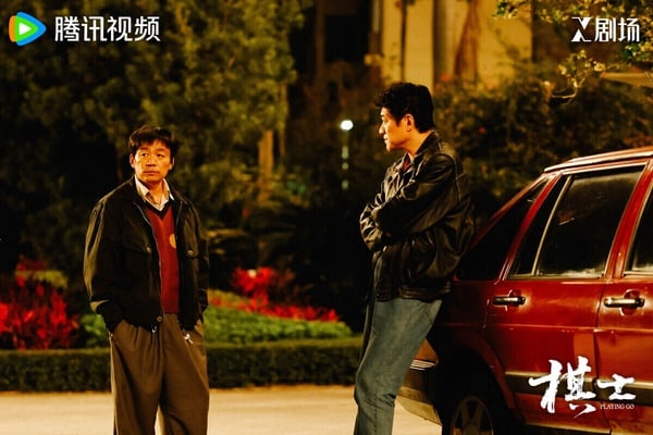 《棋士》劇情挺有趣，這部劇把「圍棋」和「犯罪」結合在一起，平凡的圍棋老師發現，圍棋的思維方式竟然可以用來犯罪，緊接著事件一環扣一環，讓人猜不到發展。《棋士》人物之間的搏弈、人性的刻劃都有看點，越追越入迷！