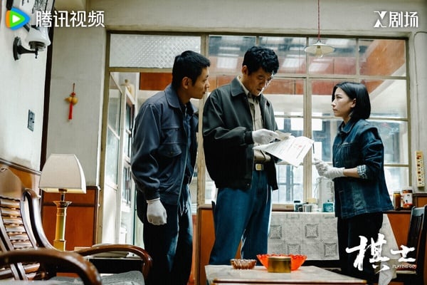 《棋士》劇情挺有趣，這部劇把「圍棋」和「犯罪」結合在一起，平凡的圍棋老師發現，圍棋的思維方式竟然可以用來犯罪，緊接著事件一環扣一環，讓人猜不到發展。《棋士》人物之間的搏弈、人性的刻劃都有看點，越追越入迷！