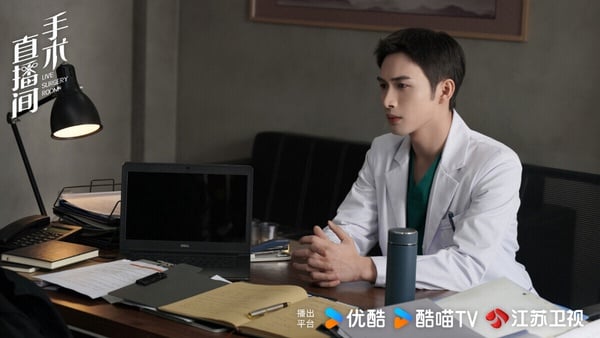 《手術直播間》是張彬彬難得嘗試的醫療劇，改編自同名小說，走爽劇路線。雖然也有書迷都在吐槽劇版改動太大，但《手術直播間》有拍出男主大開金手指的爽感，節奏快進，張彬彬和代旭的化學反應也不錯，會吸引人一集集往下看。