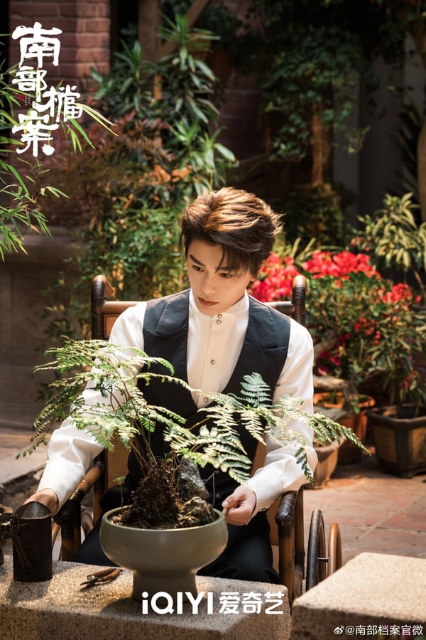 小編好意外丁禹兮會在前排！丁禹兮近年因為《永夜星河》、《傳聞中的陳芊芊》走紅，他在這兩部劇的演技都獲得一面倒好評！不過今年的《南部檔案》評價就比較兩極，有觀眾認為丁禹兮似乎比較擅長偶像劇的角色，只要碰到《傳聞中的陳芊芊》、《永夜星河》、《淮水竹亭》這種有強烈特色的角色，他的演技就容易出圈；但如果是碰上比較有生活感的角色，就有網友認為丁禹兮的表演痕跡比較重，有人get不到。