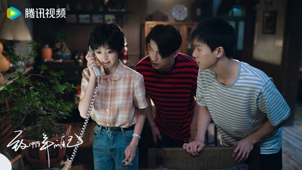 李昀銳主演的懷舊青春劇《致1999年的自己》豆瓣開出7.7的高分，遠勝《耀眼》呢！講述1999年上海工人新村五個普通家庭的故事。廠花關愛萍喪偶後一天打兩份工，獨自撫養兒子肖涵；不務正業的張啟明艱苦奮鬥當了小老闆，前妻卻跟他搶兒子；嚴肅古板的陳彭宇，有個追求自由的女兒，種種家庭矛盾。