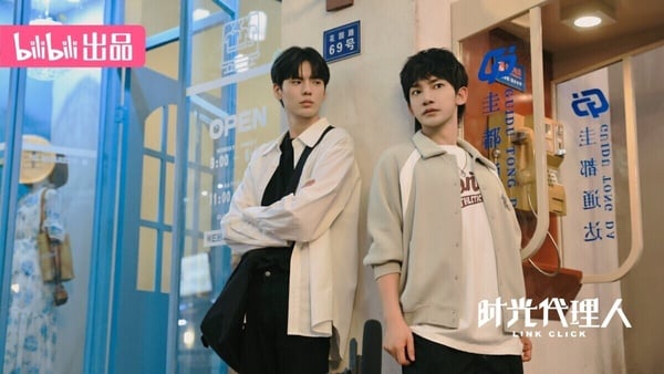 都市奇幻劇《時光代理人》很冷門，講述程小時自小因父母失蹤，受到鄰居喬苓一家的照顧。他在經營照相館時結識陸光，兩人擁有合作進入照片的特殊能力。喬苓獲知兩人能力後，也加入「時光代理人」委託小隊，三人共同踏上幫助他人彌補遺憾、尋找真相的奇幻旅途。