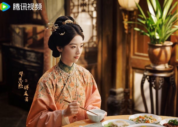 《花開錦繡》首播開出好評！找來丁禹兮和鄧恩熙二搭，兩人先前在《長樂曲》就很有CP感，這次在《花開錦繡》依然火花爆棚。而《花開錦繡》也很難得，這部劇被稱讚有拍出古韻，從造型、佈景都古色古香，一點也不懸浮！開篇是家宅故事，追起來會有點《知否》的感覺，看主配角各懷鬼胎，還有爽感的打臉情節，讓人一追就深陷！