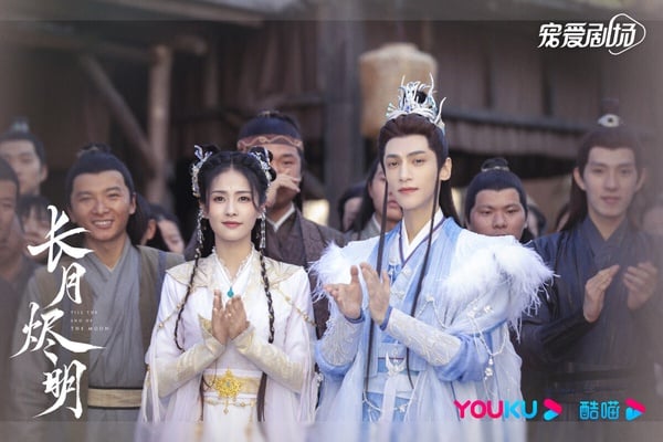 羅雲熙、白鹿主演的《長月燼明》是近年的經典仙俠劇，上線後衝破不少收視紀錄，討論度非常高。《長月燼明》劇情節奏毫不拖沓，短短一集就已經呈現了男女主角的兩重人生。第一重是仙魔，魔神滄九旻和仙女黎蘇蘇。第二重是凡人，刁蠻的葉家二小姐葉夕霧和氣質高冷內斂的皇子澹台燼，兩重人生各有看點。