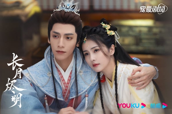 羅雲熙、白鹿主演的《長月燼明》是近年的經典仙俠劇，上線後衝破不少收視紀錄，討論度非常高。《長月燼明》劇情節奏毫不拖沓，短短一集就已經呈現了男女主角的兩重人生。第一重是仙魔，魔神滄九旻和仙女黎蘇蘇。第二重是凡人，刁蠻的葉家二小姐葉夕霧和氣質高冷內斂的皇子澹台燼，兩重人生各有看點。