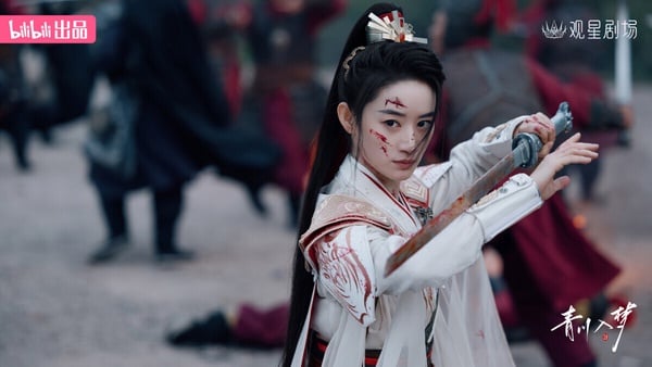 近年有不少長劇演員都跑去演短劇，郭曉婷《青川入夢》就是其中很受矚目的一部。《青川入夢》是女師男徒的設定，講述機緣巧合下，夏祈光被父親景王安排拜莫妄為師，世子不屑這位所謂的天下第一名師，但是對守護家國的女將軍墨青川卻十分欽佩，但是世子不知，眼前的莫妄便是青川本人，師徒二人在相互救贖中，開啟了為英雄隊伍正名之路。