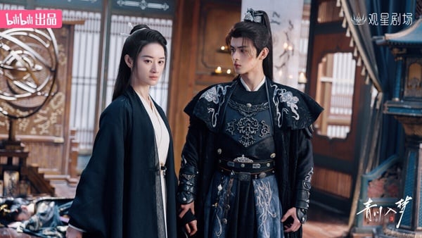 近年有不少長劇演員都跑去演短劇，郭曉婷《青川入夢》就是其中很受矚目的一部。《青川入夢》是女師男徒的設定，講述機緣巧合下，夏祈光被父親景王安排拜莫妄為師，世子不屑這位所謂的天下第一名師，但是對守護家國的女將軍墨青川卻十分欽佩，但是世子不知，眼前的莫妄便是青川本人，師徒二人在相互救贖中，開啟了為英雄隊伍正名之路。