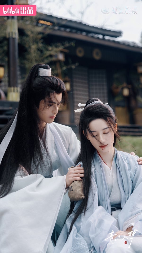 近年有不少長劇演員都跑去演短劇，郭曉婷《青川入夢》就是其中很受矚目的一部。《青川入夢》是女師男徒的設定，講述機緣巧合下，夏祈光被父親景王安排拜莫妄為師，世子不屑這位所謂的天下第一名師，但是對守護家國的女將軍墨青川卻十分欽佩，但是世子不知，眼前的莫妄便是青川本人，師徒二人在相互救贖中，開啟了為英雄隊伍正名之路。