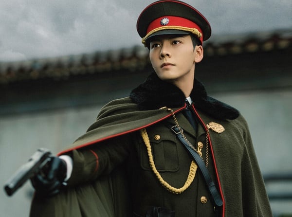 陳偉霆的軍裝造型超經典！先前他在《老九門》飾演的張啟山霸氣又足智多謀，而今年該系列也推出續集《九門》，陳偉霆依然繼續再演張啟山一角。網友都說，陳偉霆根本吃了防腐劑吧！《老九門》播出時是2016年，時隔十年，他怎麼還是長一樣～