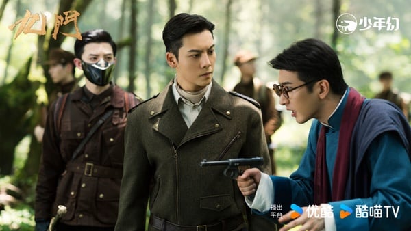 陳偉霆的軍裝造型超經典！先前他在《老九門》飾演的張啟山霸氣又足智多謀，而今年該系列也推出續集《九門》，陳偉霆依然繼續再演張啟山一角。網友都說，陳偉霆根本吃了防腐劑吧！《老九門》播出時是2016年，時隔十年，他怎麼還是長一樣～