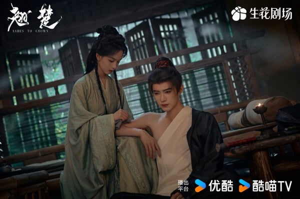 《翹楚》是最近Netflix的強檔古裝劇，找來《雁回時》陳都靈和《江湖夜雨十年燈》周翊然搭檔，是大家愛看的重生大女主復仇劇。劇情節奏飛快，第一集鋪墊女主的悲慘前世，第二集女主開始籌謀復仇。不過《翹楚》滿可惜，這其實是個磅礡的故事，可惜劇版為了加快節奏，很多細節都不能深思，後續也就越播越沒水花，豆瓣評分僅4.9。