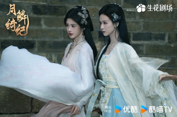 《月鱗綺紀》由郭敬明指導，鞠婧禕和陳都靈飾演一對性格迥異的九尾狐姐妹花，兩人都超級美，劇中的打戲不含糊，演員之間化學反應不錯。不過郭敬明的劇一向評價兩極，不喜歡郭敬明風格的人認為劇情節奏稀碎、不知所云，但也有人覺得視覺效果很到位，CP之間有化學反應。