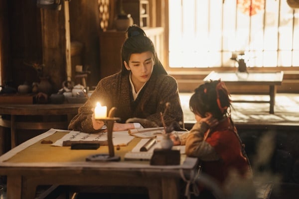 《逐玉》絕對是2026必追的Netflix陸劇！這是屠戶女撿回落難侯爺展開的愛情故事，男主隱瞞身分，兩人假婚變真愛，一集就讓人入坑！難得的是《逐玉》拍攝質感也很好，《逐玉》找來《九重紫》導演指導，鏡頭依然很有美感，再加上張凌赫、田曦薇的超強CP火花，讓很多人一追入迷。