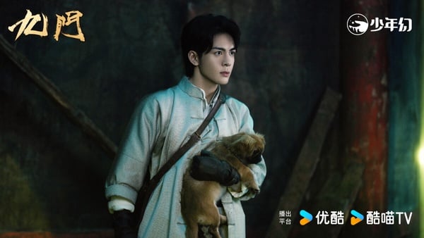 《九門》是陳偉霆、趙麗穎主演的《老九門》續作，也是《盜墓筆記》系列前傳。《九門》不是大家愛看的古偶劇、甜寵劇，但靠著刺激的冒險抓住觀眾眼球。《九門》人物非常立體了，霸氣的張大佛爺，機靈圓滑的吳老狗，還有仙女一般的霍仙姑，幾人各懷鬼胎，有算計也有羈絆，會讓人想一集集追下去！