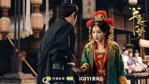 《書卷一夢》讓大家驚喜，這部劇走輕喜劇路線，第一集就很沙雕！《書卷一夢》講述180線女演員宋小魚意外穿越進劇本世界，成為被反派男主用完即棄、凌虐致死的女主角。宋小魚想反抗，然而一旦試圖改變劇情，就會自動卡bug。無論她如何努力，「劇情」始終都會將她推往男主南珩身邊……