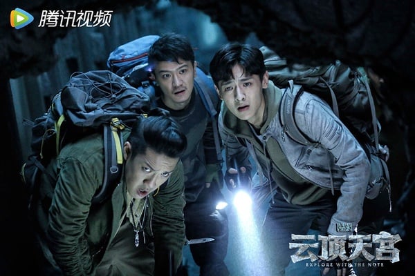 光是2026年就有兩部《盜墓筆記》系列外傳《九門》、《南部檔案》上檔，而往年又拍了好多，其中《雲頂天宮》是評價最差的一版。故事聚焦在吳邪、王胖子、小哥這鐵三角，講述他們追查裘德考率領的古文物盜販團伙，最終在長白山雲頂天宮，查明裘德考多年覬覦國寶的陰謀，並成功阻止不法分子的盜墓行動的故事。