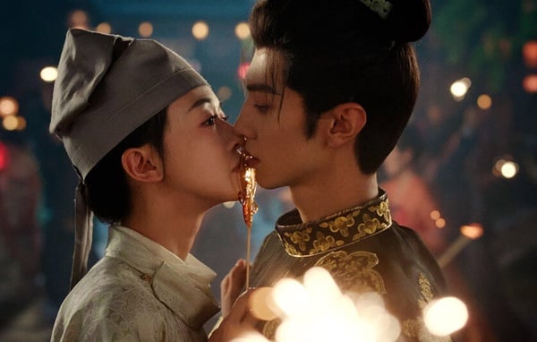 陳哲遠最近與吳謹言合作古裝劇《御廷謠》，他飾演少年皇帝英寡。英寡十四歲登基，朝堂被權臣架空，平日裡故作溫和怯懦隱忍蟄伏，私下常扮執劍人遊走市井探查罪案、搜集貪腐證據。