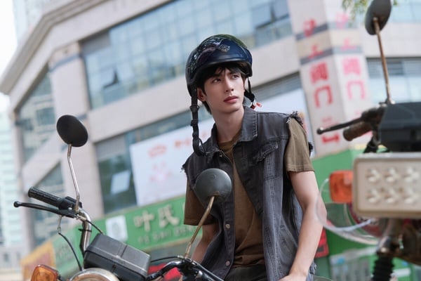 宋威龍在《野狗骨頭》帥出新高度！網友都笑說宋威龍怎麼又愛上妹妹了，在《以家人之名》和《野狗骨頭》都和名義上的妹妹牽扯不清。劇中，宋威龍飾演陳異，原生家庭殘缺，外表桀驁叛逆，但外冷內柔，和苗靖成為沒有血緣關係的兄妹。