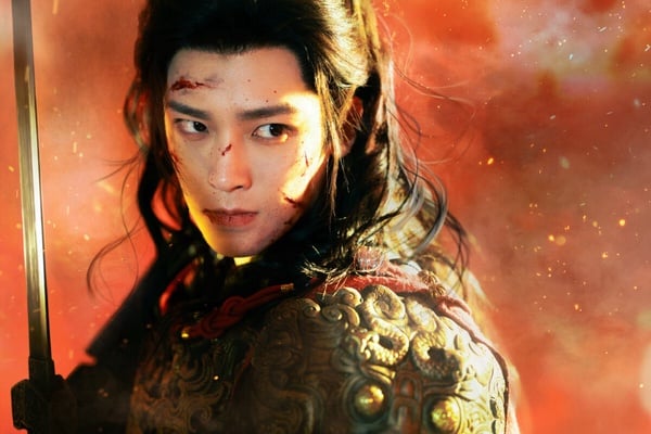 網友票選冠軍是《雀骨》侯明昊！侯明昊近一年以《入青雲》、《逍遙》、《玉茗茶骨》等古裝劇快速累積人氣，暑期檔他主演的《雀骨》評價也很不錯。《雀骨》找來侯明昊和新演員艾米搭檔，侯明昊在《雀骨》的古裝扮相依然超帥，很有少年感，他真的太適合古裝了！