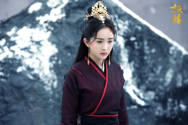 楊冪《扶搖》最近在Netflix默默上線，這是楊冪繼《三生三世十里桃花》之後推出的古裝大劇，同樣改編自熱門IP，大女主逆襲故事，但評價兩極。《扶搖》沒有像《三生三世十里桃花》那樣讓人越追越深陷，節奏慢，楊冪和阮經天也毫無火花。不過如果最近劇荒的話，《扶搖》可以入坑看看。