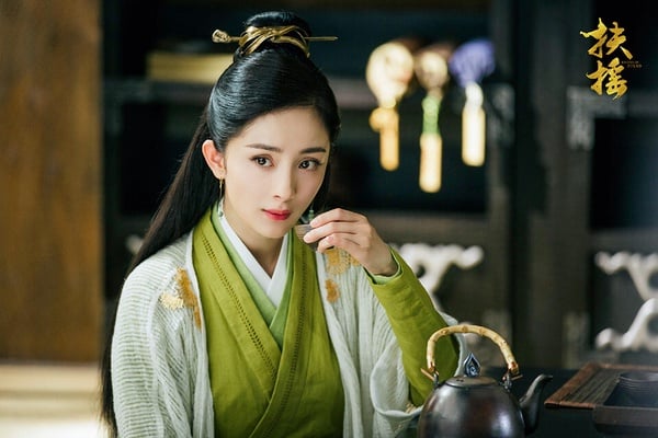 楊冪《扶搖》最近在Netflix默默上線，這是楊冪繼《三生三世十里桃花》之後推出的古裝大劇，同樣改編自熱門IP，大女主逆襲故事，但評價兩極。《扶搖》沒有像《三生三世十里桃花》那樣讓人越追越深陷，節奏慢，楊冪和阮經天也毫無火花。不過如果最近劇荒的話，《扶搖》可以入坑看看。
