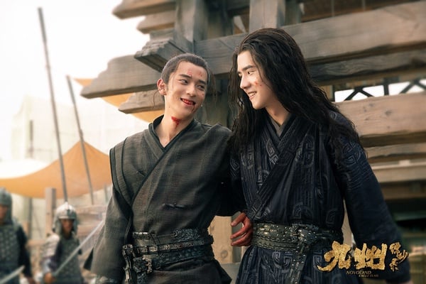 《九州縹緲錄》也是最近默默上線Netflix的老劇，這部劇找來《你好舊時光》劉昊然搭檔《折腰》宋祖兒，演員很吸睛，但《九州縹緲錄》評價兩極，它改編自江南的同名小說，其實劇版的編劇統籌就是小說作者江南本人，雖然他早澄清過劇版會和小說的呈現不同，但還是被原著粉吐槽失去了小說的感人核心。