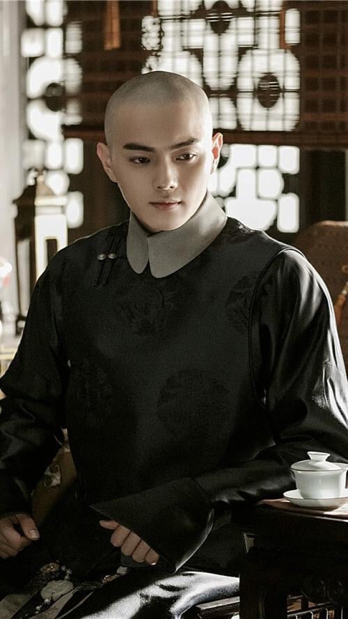 許凱自從《延禧攻略》之後就成為大家心目中的古裝美男，後續就古裝劇一部接著一部拍，從《招搖》、《千古玦塵》、《尚食》到《子夜歸》，只要是許凱演的古裝劇都會引起關注。許凱的顏值真的很能駕馭各種古裝造型，無論是仙俠劇、明朝背景，甚至是清宮辮子頭都好看！