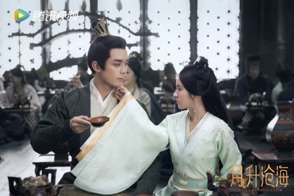《星漢燦爛》是2022高評價陸劇，講述背負沉重身世的少年將軍凌不疑，與父母長期征戰在外的「留守少女」程少商在無數次考驗中互相治癒，並攜手化解家國危機的故事。《星漢燦爛》有別於以往的古偶劇，這部的群像戲也很精彩，從程家、凌家到皇家，每個人物都特色鮮明。