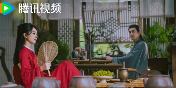 《與鳳行》是2024年播放量僅次於《慶餘年》的陸劇，質感很好，實景拍攝的綠水青山、特效，都有中式美感。《與鳳行》是趙麗穎跨界當監製呢！沒想到趙麗穎不僅演員當得好，跨界幕後也交出了好劇給觀眾。