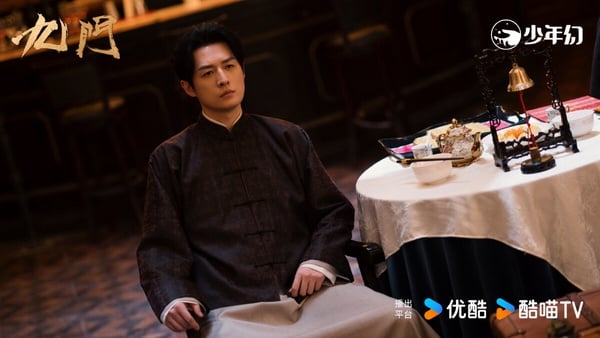陳皮阿四最鮮明的標籤就是「狠辣」，他是老九門裡身手最好的一個，一手鐵彈子打得比槍還准，九爪勾可以勾回十幾米外的生雞蛋，落地不碎。陳皮阿四被形容是「流氓中的航空母艦」，曾為給師娘丫頭買面，殺光整條街面館老闆，甚至殺徒、屠村，都幹過。