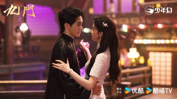 大家追《九門》都被陳瑤演的霍仙姑美翻了！這是位奇女子，霍仙姑出身於霍家，霍家是霍家為九門中唯一女性掌權的家族。霍仙姑年輕時就因為長得太美，得名「仙姑」。最初因為她勢單力薄，所以選擇吳老狗結盟，後來這段戀情沒有結果，吳老狗另娶他人，霍仙姑也嫁入京城成為高官夫人。