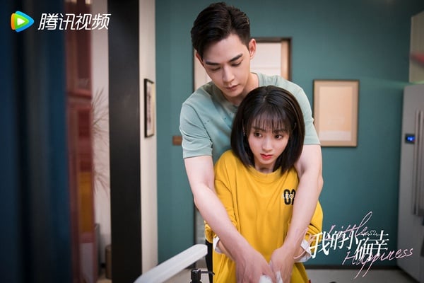 「甜劇女王」邢菲主演的小甜劇真的很可以！《我的小確幸》是2021許多網友都大推的甜寵劇。小說是滿有名的小甜文，雖然劇版改編和小說有些許差異而引起爭議，但真的很甜！ 《我的小確幸》從第一集就開始撒糖，完全不拖戲，而且吻戲非常多，男女主角竟然吻了23場，吻不停呀！