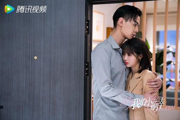 「甜劇女王」邢菲主演的小甜劇真的很可以！《我的小確幸》是2021許多網友都大推的甜寵劇。小說是滿有名的小甜文，雖然劇版改編和小說有些許差異而引起爭議，但真的很甜！ 《我的小確幸》從第一集就開始撒糖，完全不拖戲，而且吻戲非常多，男女主角竟然吻了23場，吻不停呀！