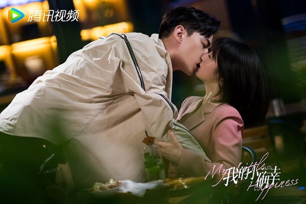 「甜劇女王」邢菲主演的小甜劇真的很可以！《我的小確幸》是2021許多網友都大推的甜寵劇。小說是滿有名的小甜文，雖然劇版改編和小說有些許差異而引起爭議，但真的很甜！ 《我的小確幸》從第一集就開始撒糖，完全不拖戲，而且吻戲非常多，男女主角竟然吻了23場，吻不停呀！
