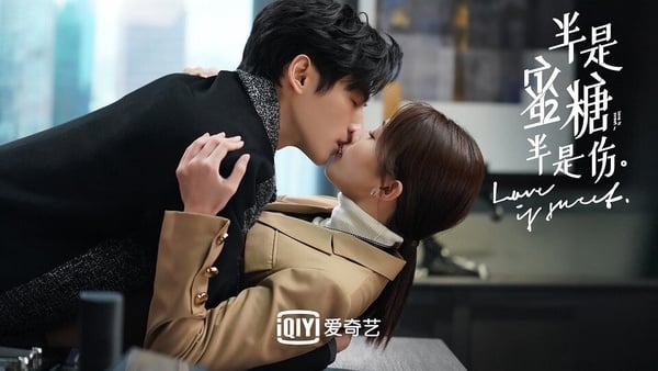 羅雲熙、白鹿二搭的《長月燼明》是近年的爆款劇，兩人第一搭檔的《半是蜜糖半是傷》其實也很值得追！這對是那種歡喜冤家「互懟式組合」，劇情進展快速，羅雲熙和白鹿也很有火花。