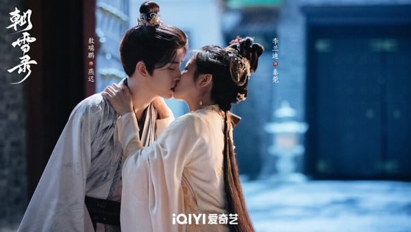 李蘭迪《朝雪錄》是2025暑期檔有小小走熱的陸劇，懸疑探案題材，開篇節奏非常快，甚至融合了宅鬥元素。雖然案件不算很高能，但《朝雪錄》把中式志怪的氛圍拍得很到位，而且李蘭迪、敖瑞鵬CP火花太強了！導演把兩人都拍得很好看，互動也有火花，劇荒可以一追。
