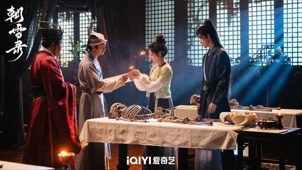 李蘭迪《朝雪錄》是2025暑期檔有小小走熱的陸劇，懸疑探案題材，開篇節奏非常快，甚至融合了宅鬥元素。雖然案件不算很高能，但《朝雪錄》把中式志怪的氛圍拍得很到位，而且李蘭迪、敖瑞鵬CP火花太強了！導演把兩人都拍得很好看，互動也有火花，劇荒可以一追。