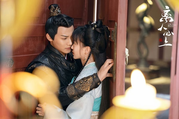 古裝甜寵劇《離人心上》大推！鄭業成演的冷面將軍超級蘇！故事講述不受寵的初月公主和殺伐果斷的薛曜將軍，因為一場皇宮刺殺而產生交集，沒想到初月公主一覺醒來就發現自己被送上花轎，硬是嫁給了這個不解風情的冷面將軍。然而患有「被迫失眠症」的初月，意外發現自己在薛曜身邊竟然不再失眠，從此就傍上了這個「舒眠枕頭」，一睡定情，進而展開「先婚後愛」的高糖愛情。