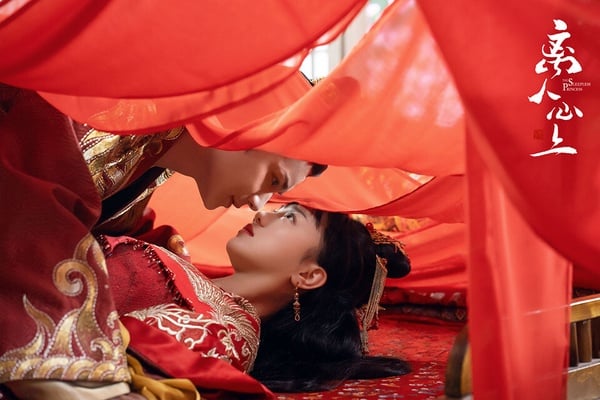 古裝甜寵劇《離人心上》大推！鄭業成演的冷面將軍超級蘇！故事講述不受寵的初月公主和殺伐果斷的薛曜將軍，因為一場皇宮刺殺而產生交集，沒想到初月公主一覺醒來就發現自己被送上花轎，硬是嫁給了這個不解風情的冷面將軍。然而患有「被迫失眠症」的初月，意外發現自己在薛曜身邊竟然不再失眠，從此就傍上了這個「舒眠枕頭」，一睡定情，進而展開「先婚後愛」的高糖愛情。