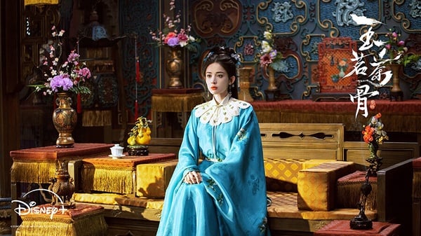 《玉茗茶骨》是《延禧攻略》製作人于正又推出的大女主劇，于正特別會拍這種家宅群像，好幾部都讓人欲罷不能！《玉茗茶骨》劇情邏輯不能深思，但情節豐富，結合了長劇的質感和短劇的優點，主打男人宅鬥、女人商戰。《玉茗茶骨》像《延禧攻略》一樣，第一集就有爽感滿滿的大女主劇情。