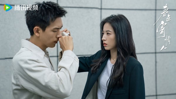 《春色寄情人》是近年衝出極高評價的現偶劇，這部劇的男女主角都是「邊緣人」，一個是職業特殊的遺體整容師，一個是腿有殘疾的銷售員，兩人在一次次接觸中，雙向救贖。李現依然蘇感強，而周雨彤演技自然，特別能讓觀眾代入。配角也個個立體飽滿，劇情自然流暢，真的值得追！