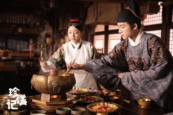 《珍饈記》被稱為「低配版尚食」，這是王星越以《墨雨雲間》走紅之前的作品，它沿用了《尚食》的服裝設計、場景道具，不過《珍饈記》豆瓣評分達6.8分，勝過《尚食》呢！只是千萬別把它當古裝正劇來看，《珍饈記》就是一部輕鬆撒糖的小甜劇，沒什麼故事邏輯，搞笑元素不少，但很輕鬆有趣。
