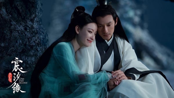 2019年的《宸汐緣》是近年少數評價破8分的仙俠劇，豆瓣評分高達8.3，比近年廣受好評的《知否》、《蒼蘭訣》、《慶餘年》都還高分Ｚ！《宸汐緣》開播前該劇的服化道被瘋狂吐槽，和《三生三世十里桃花》撞衫、撞題材，被認為不過就是《三生三世》的複製版。但追過劇之後就讓大家改觀了！